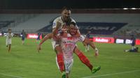 Striker APersija Jakarta, Marko Simic merayakan gol yang dicetaknya ke gawang PSIS Semarang dalam lanjutan BRI Liga 1 2021/2022, Kamis (6/1/2022) malam WIB. (Bola.com/Bagaskara Lazuardi)