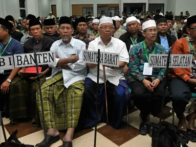 Peserta Muktamar NU ke-33 mengikuti pertemuan di Aula Yusuf Hasyim Ponpes Tebu Ireng, Jombang, Rabu (5/8/2015). Mereka adalah peserta yang kecewa terhadap berlakunya mekanisme AHWA yang diterapkan untuk memilih Rais Aam. (Liputan6.com/Johan Tallo)