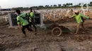 Aktivitas petugas pemakaman di TPU Khusus COVID-19 Rorotan, Jakarta, Rabu (11/8/2021). Sejak awal pandemi COVID-19 Maret 2020 lalu hingga Rabu (11/8/2021), ada 112.198 orang di Indonesia meninggal dunia akibat terpapar COVID-19. (Liputan6.com/Helmi Fithriansyah)