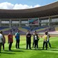 Ketua Umum PSSI, Erick Thohir kembali melakukan Tour de Stadium untuk melihat kesiapan venue ajang Piala Dunia U-20 yang akan berlangsung pada 20 Mei hingga 11 Juni 2023 mendatang. Setelah sebelumnya meninjau dua stadion sekaligus, Stadion Gelora Sriwijaya Jakabaring dan Stadion Si Jalak Harupat pada Sabtu (11/3/2023), maka pada Minggu (12/3/2023) giliran Stadion Manahan Solo yang dikunjungi. Didampingi Waketum PSSI, Zainudin Amali, Wali Kota Solo, Gibran Rakabuming Raka dan Direktur Prasarana Strategis Ditjen Cipta Karya Kementerian PUPR, Essy Asiah, Erick Thohir menilai Stadion Manahan Solo layak diajukan sebagai venue menggelar partai final sekaligus upacara penutupan Piala Dunia U-20 2023 mendatang. (Bola.com/Radifa Arsa)