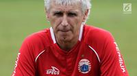 Pelatih Persija Jakarta, Ivan Kolev mengamati pemainya pada sesi latihan di lapangan Sutasoma, Jakarta, Rabu(16/1). Lima pemain Persija tidak hadir pada latihan perdana bersama Ivan Kolev. (Bola.com/Yoppy Renato)