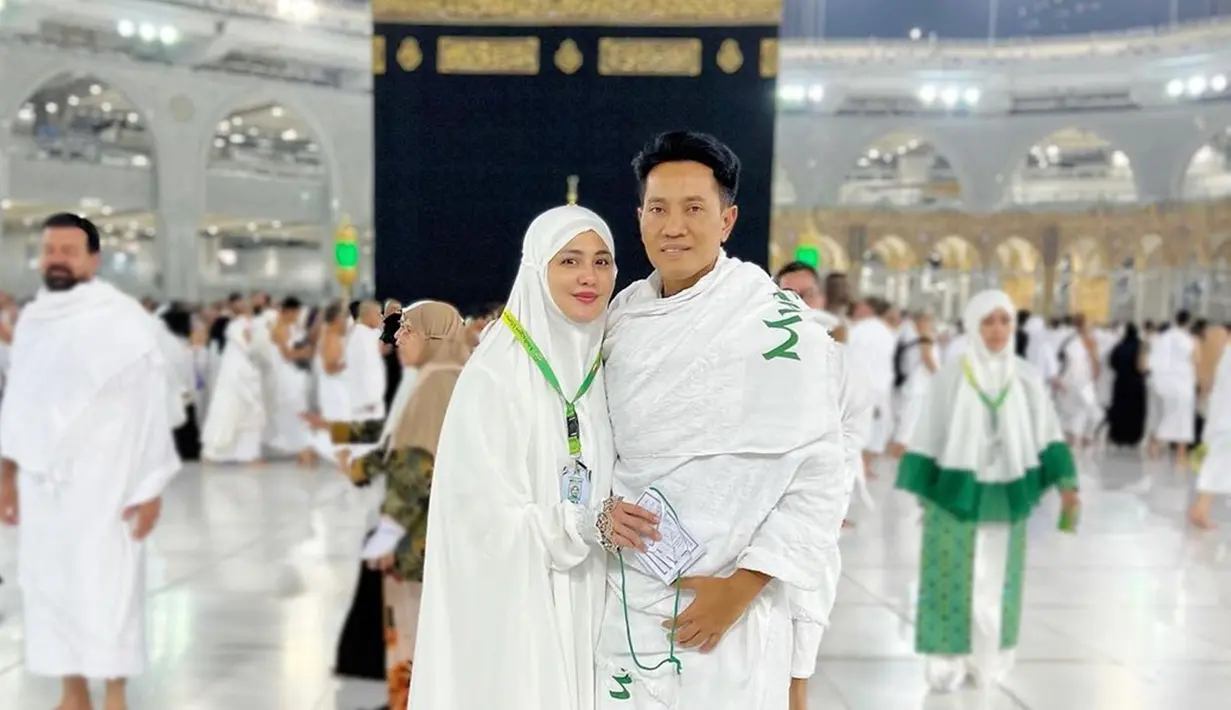 Juliana Moechtar dan Nurwahyudi berangkat umrah sejak beberapa hari lalu. Mereka terbang ke Tanah Suci bersama rombongan dari Indonesia. Keduanya tampak bahagia berfoto di depan Ka'bah. (Liputan6.com/IG/@julianamoechtar)