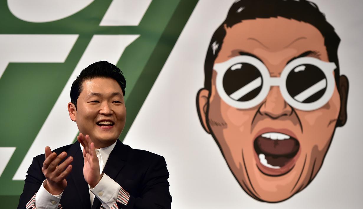 Psy bertepuk tangan saat konferensi pers untuk mempromosikan album ketujuhnya di sebuah hotel di Seoul (30/11). Sebelumnya Psy telah sukses dengan hitsnya “Gangnam Style“, “Gentleman” dan “Hangover“. (AFP PHOTO/ JUNG YEON-JE)