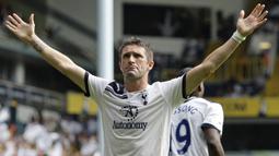 1. Robbie Keane - Pria asal Irlandia ini merupakan salah satu di antara pemain yang sering berganti klub. Mantan bomber Tottenham Hotspur ini pernah memperkuat 10 klub berbeda dalam waktu satu setengah dekade. (AFP/Ian Kington)