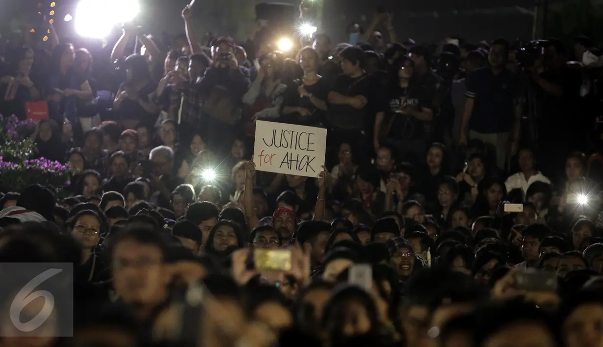 Ribuan pendukung Ahok menggelar acara Malam Solidaritas atas Matinya Keadilan di Tugu Proklamasi, Jakarta (10/05). Mereka datang mengenakan pakaian hitam-hitam. (Liputan6.com/Faizal Fanani)