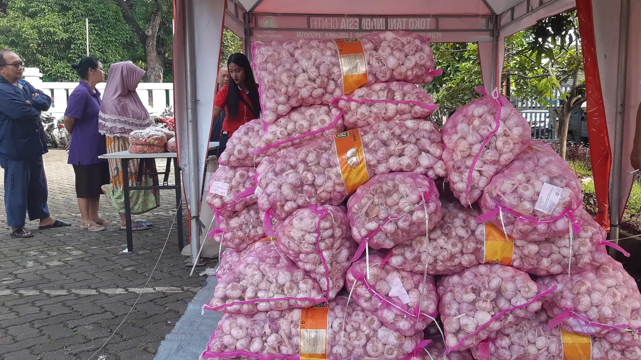 Operasi Pasar Bawang Putih. Merdeka.com/Dwi Aditya