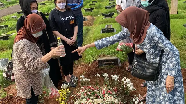 6 Momen Keluarga Teddy Syach Ziarah ke Makam Mendiang Rina Gunawan