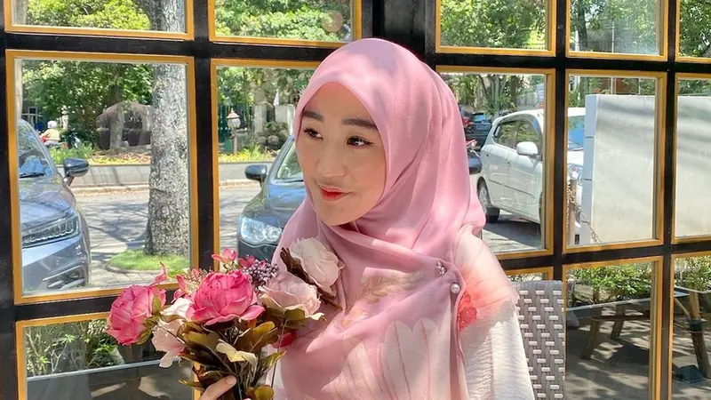 FOTO: Gaya Larissa Chou Tampil dengan Outfit Merah Muda, Memesona