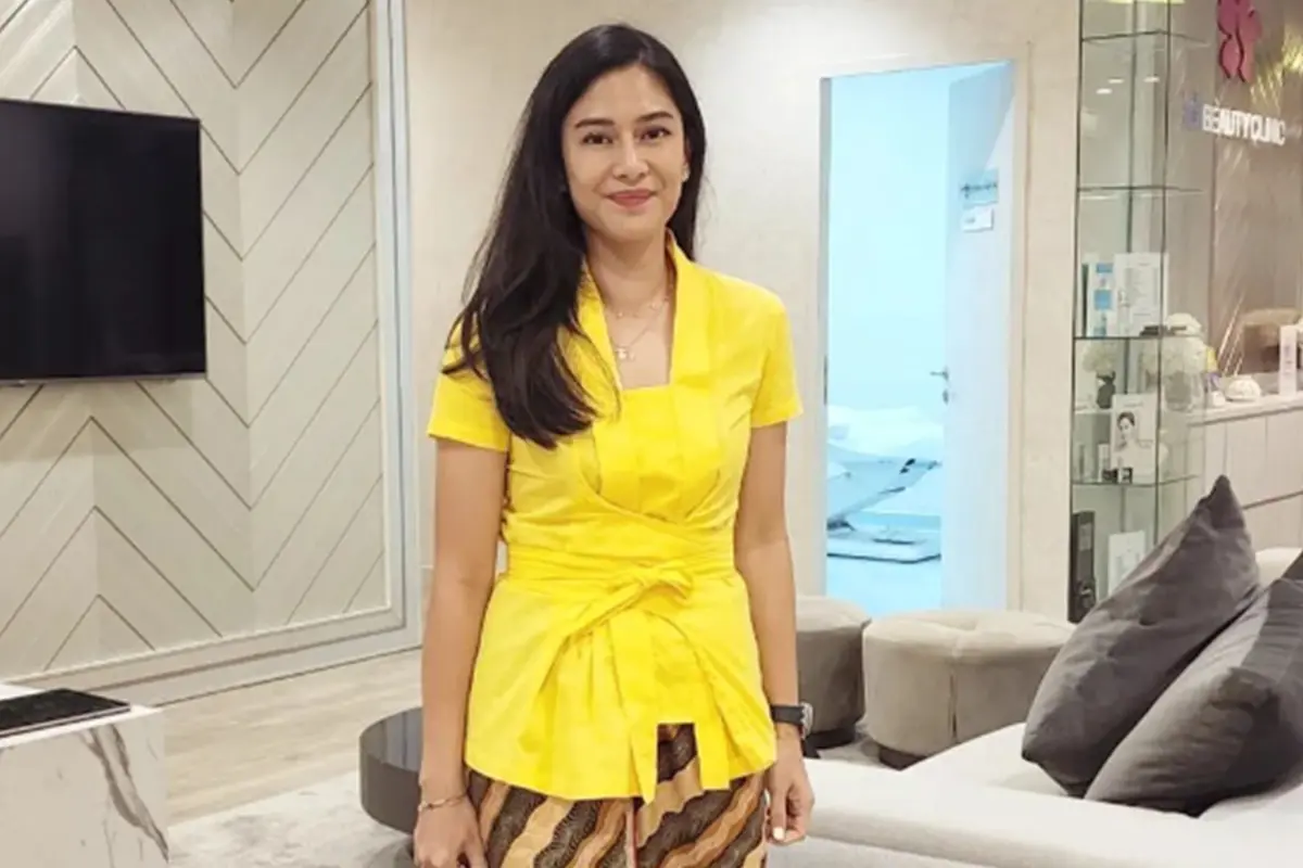 FOTO: Gaya Dian Sastrowardoyo saat Pakai Kebaya, Tampil Elegan