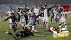 Para pemain Timnas Indonesia merayakan keberhasilan menyingkirkan Vietnam dari semifinal Piala AFF 2016 di Stadion My Dinh, Hanoi, Kamis (7/12/2016). Indonesia menang agregat 4-3 atas Vietnam. (Bola.com/Peksi Cahyo)