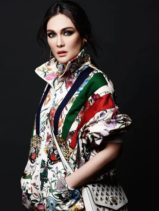 Saat menggunakan makeup tebal, garis wajah Luna Maya pun terlihat lebih tegas. Bahkan, pada foto ini tatapan mata yang tajam menghadap lensa kamera juga terlihat. (Liputan6.com/IG/@lunamaya)