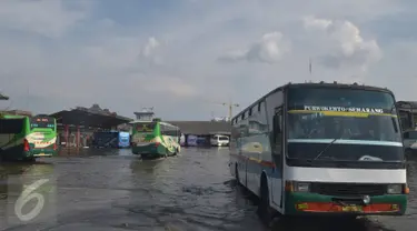 Banjir akibat air laut pasang atau rob yang menggenangi Terminal Terboyo di Semarang, Minggu (15/5/2016). Banjir rob tersebut mengakibatkan penumpang memilih turun di luar terminal, sehingga aktivitas di dalam terminal lumpuh. (Foto: Gholib)