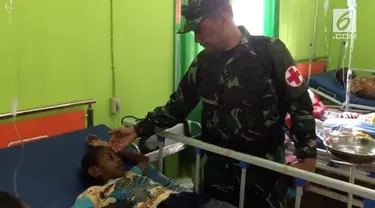 Satgas Kesehatan TNI dikirim ke 8 distrik di Kabupaten Asmat, Papua. Satgas mendatangi rumah warga yang terkena wabah campak, difteri dan gizi buruk.