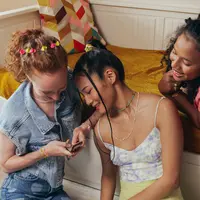 Tren berbusana lama kembali digandrungi masyarakat. (Foto: Pexels/cottonbro studio)