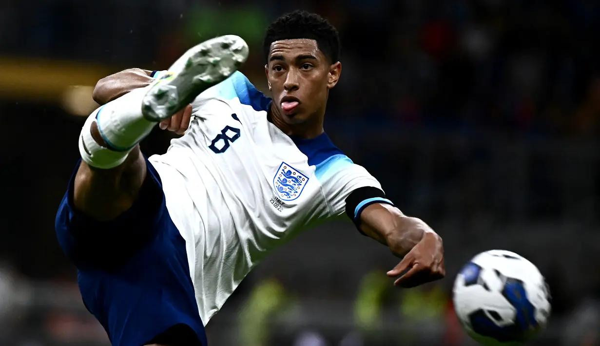 Jude Bellingham. Gelandang tengah Inggris berusia 19 tahun yang sejak awal musim 2020/2021 membela Borussia Dortmund ini diperirakan akan masuk skuad Three Lions dalam putaran final Piala Dunia 2022 Qatar. Bersama Borussia Dortmund ia telah tampil dalam 107 laga di semua ajang dengan torehan 18 gol dan 20 assist. Sementara bersama Timnas Inggris ia telah mengoleksi 17 caps dengan torehan 1 assist sejak melakukan debut pada 12 November 2020. (AFP/Marco Bertorello)