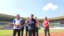 Ketua Umum PSSI, Erick Thohir, memberikan keterangan setelah meninjau Stadion Manahan, Minggu (4/6/2023). Kunjungan Erick Thohir untuk memastikan Stadion Manahan siap menyelenggarakan Kualifikasi Piala Asia U-23 2024 yang akan berlangsung pada 6 hingga 12 September 2023. (Bola.com/Radifa Arsa)