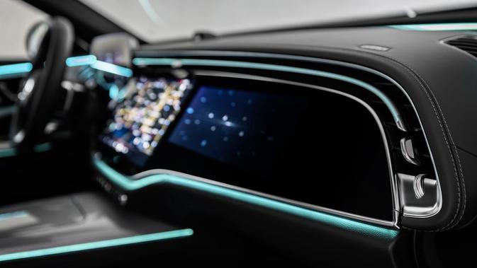 Grid AC tersembunyi di atas layar mewah, membuat interior terlihat lebih bersih dan mewah.  (Sumber: caranddriver.com)