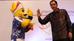 Ketua Umum PBSI, Gita Wirjawan, melakukan tos dengan maskot BIOSSP 2016 saat peluncuran Indonesia Open 2016 di Hotel Kempinski, Jakarta, Rabu (11/5/2016). (Bola.com/Nicklas Hanoatubun)