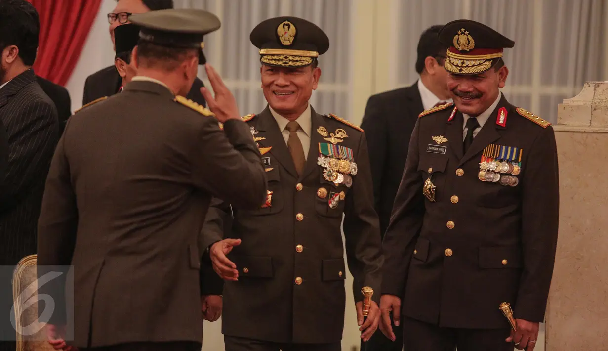 Kapolri Jenderal Pol Badrodin Haiti (kanan) dan Jenderal TNI Moeldoko saat menghadiri pelantikan Jenderal TNI Gatot Nurmantyo sebagai Panglima TNI di Istana Negara, Jakarta. Rabu (8/7/2015). (Liputan6.com/Faizal Fanani) 