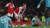 Reaksi kecewa Bek Arsenal, Rob Holding setelah ditahan imbang Southampton 3-3 pada laga Liga Inggris 2022/2023 di Emirates Stadium, London (21/4/2023). Setelah 7 laga beruntun meraih kemenangan, Arsenal kembali menuai hasil negatif saat harus ditahan imbang secara berurutan oleh Liverpool, West Ham dan Southampton mulai pekan ke-30 hingga 32. (AFP/Adrian Dennis)