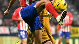 Atletico membuka keunggulan di menit ke-35 lewat sundulan Reinildo Mandava. (JAVIER SORIANO/AFP)