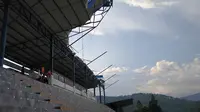 Atap tribun stadion 1000 Bukit di Kabupaten Gayo Lues, Aceh, ambruk diterjang angin puting beliung. (Liputan6.com/ Rino Abonita)