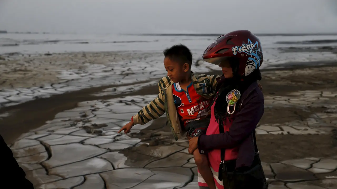 20151027-Menengok Saat Bencana Lumpur Lapindo Jadi Obyek Wisata-Sidoarjo