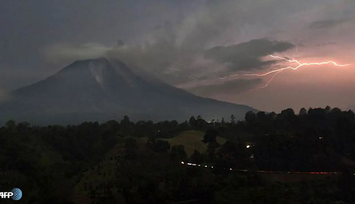 Gambar yang diambil saat letusan Gunung Sinabung pertama dibulan September. Petir menyambar disebelah Gunung Sinabung sebelum meletus. (AFP/Ade Sinuhaji/wwn)
