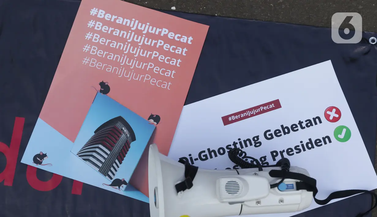 Poster dalam aksi pegawai KPK nonaktif bersama pegiat anti korupsi di depan Gedung ACLC KPK, Kuningan, Jakarta, Rabu (15/9/2021). Pegawai KPK nonaktif dan para pegiat anti korupsi mendirikan kantor darurat pemberantasan korupsi sebagai bentuk kekecewaan (Liputan6.com/Helmi Fithriansyah)