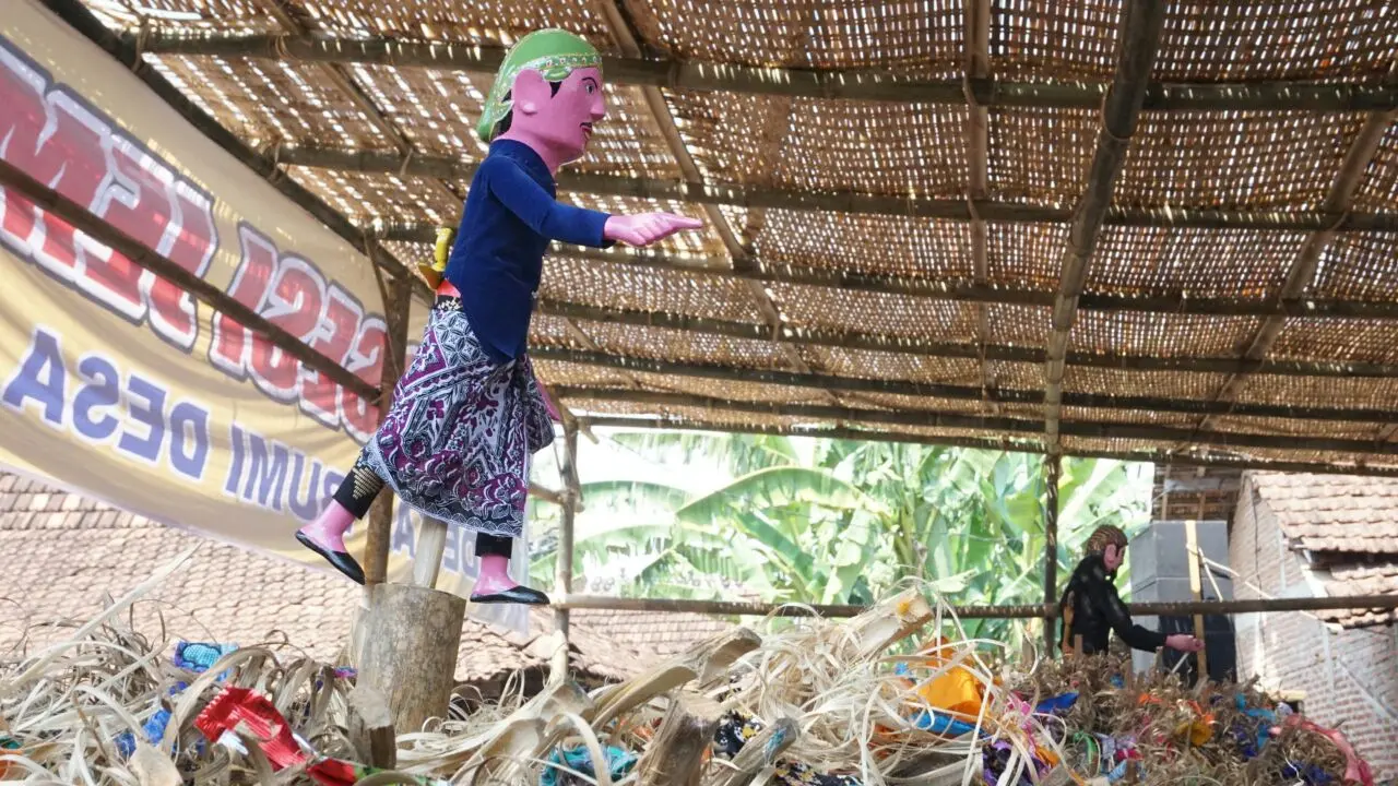 Sebuah boneka berada di puncak gunungan jembul. (foto : Liputan6.com/edhie prayitno ige)