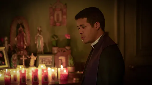 Father Dante diperankan Christian Navarro dalam film The Devil's Light. (Foto: Dok. Gold Circle Films, Lionsgate)