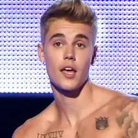 Justin Bieber dikabarkan telah bertunangan dengan Hailey Baldwin. (via huffingtonpost.com)