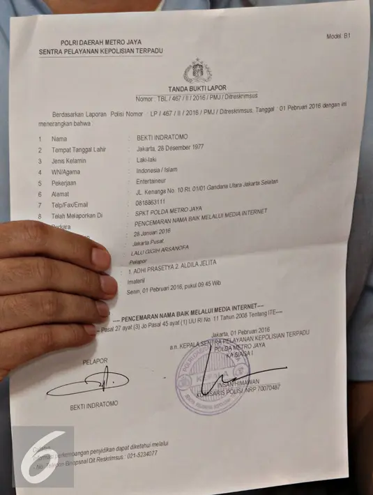 Kuasa hukum Indra Bekti (kiri) saat memberitahukan surat pelaporan di Jakarta, Senin (1/2). Indra mengaku kecewa lantaran banyak media yang menelan bulat-bulat pernyataan LGA, dan langsung memberitakannya. (Liputan6.com/Immanuel Antonius)