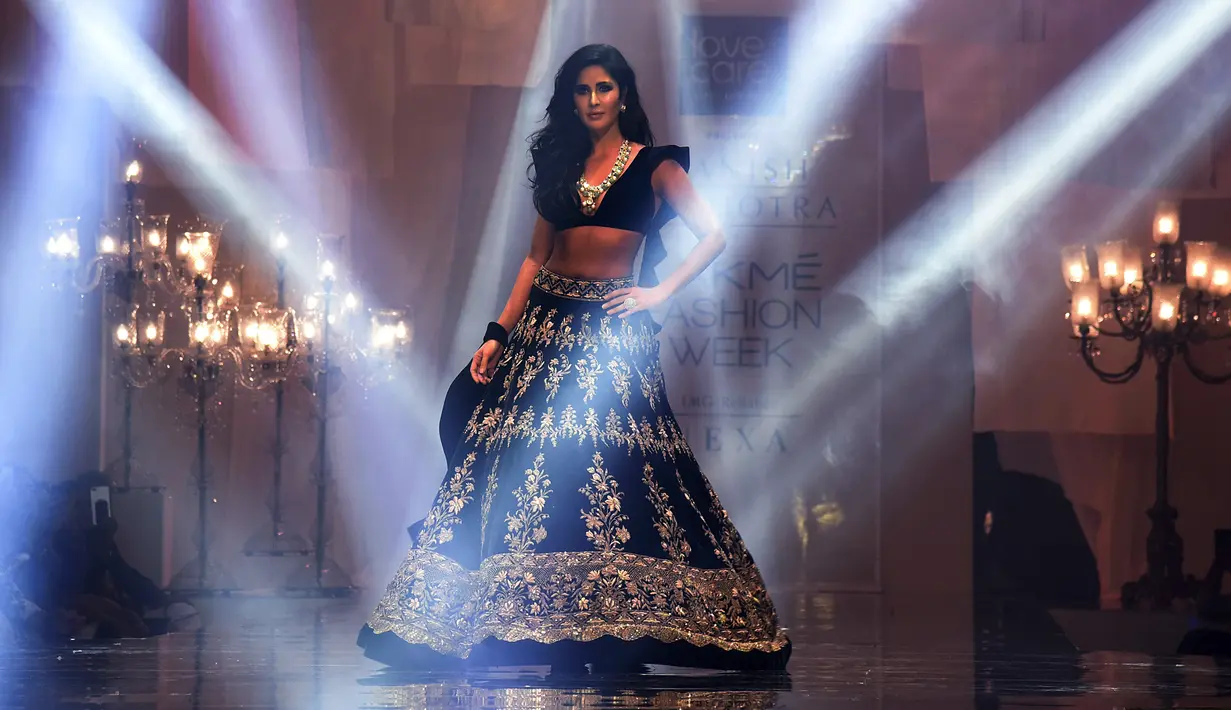 Aktris Bollywood Katrina Kaif berpose di atas catwalk selama mengenakan busana perancang Manish Malhotra di Lakme Fashion Week (LFW) Winter Festive 2019 di Mumbai (20/8/2019). (AFP Photo/Sujit Jaiswal)