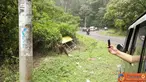 Citizen6, Sumatera: Pengunjung mengambil foto monyet dari dalam mobil yang terdapat di KM 51-56 dari Medan menuju Kota Berastagi. (Pengirim: Chairuddin)