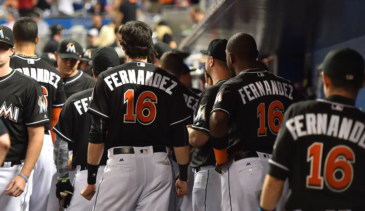 Teman Setim Jose Fernandez memakai seragam tim bernomor punggung 16 sebagai bentuk penghormatan untuk Jose Fernandez saat Tim Bisbol Miami Marlins melawan New York Mets di Marlins Park, Senin (26/9). (Reuters/ Jasen Vinlove/ USA TODAY Sport)