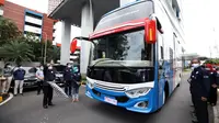 Ketua Satgas COVID-19 Doni Monardo melepas mobile lab BSL-2 tipe bus hasil inovasi BPPT, yang  diluncurkan di Graha BNPB, Jakarta pada Rabu, 16 Desember 2020. (Badan Nasional Penanggulangan Bencana/BNPB).