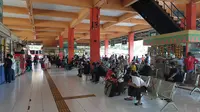 Suasana di Terminal Kampung Rambutan, Jakarta Timur yang telah ramai didatangi pemudik. (Liputan6.com/Nanda Perdana Putra)