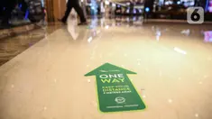 Tanda untuk menjaga jarak ditempel di lantai Mal Central Park, Jakarta, Senin (15/6/2020). Setelah beberapa bulan ditutup akibat Covid-19, Senin (15/6) ini, Pemprov DKI mengizinkan sekitar 80 mal atau pusat perbelanjaan untuk beraktivitas kembali. (Liputan6.com/Faizal Fanani)