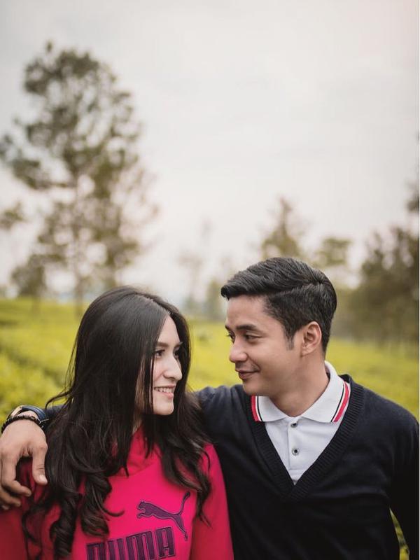 Dalam unggahan foto yang disukai lebih dari 19 ribu warganet tersebut, Adly menutup kolom komentarnya. Seakan, ia tak mau warganet bertanya terkait hubungannya atau kapan meresmikannya. (Instagram/adlyfayruz)