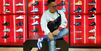 Mengoleksi sepatu ternyata bukan hanya dilakukan oleh para wanita saja yang menggilai dunia fashion. Uya Kuya, sebagai seorang laki-laki juga  ternyata mengoleksi sepatu sneakers. (Instagram/king_uyakuya)