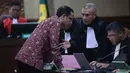 Mantan Menteri Pendidikan, Kebudayaan, Riset, dan Teknologi (Mendikbudristek), Nadiem Anwar Makarim (kedua kiri), berbincang dengan penasehat hukumnya saat sidang pembacaan tuntutan di Pengadilan Tindak Pidana Korupsi Jakarta, Rabu 13 Mei 2026. (Kapanlagi.com/Budy Santoso)
