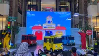Warga di Tangerang, tak perlu pergi jauh-jauh hingga ke luar kota. Pasalnya, cukup di dalam kota saja, banyak tempat dan wahana menarik yang bisa dikunjungi untuk mengisi musim liburan sekolah selama Juni hingga Juli mendatang.

Pasalnya, mulai dari pusat perbelanjaan, hotel-hotel, hingga tempat nongkrong kekinian, dibuat semenarik mungkin untuk dikunjungi dan jadi pilihan tempat liburan.

Seperti di Tangcity Mall misalnya, pusat perbelanjaan yang ada di Kota Tangerang ini, menghadirkan berbagai atraksi menarik untuk usia anak-anak. 

"Tangcity mall mengadirkan atraksi yang bisa dinikmati keluarga, yakni Back To School: Tayo The Little Bus City Venture, dimana karakter kartun bus Tayo yang seru dan bersahabat dan sangat diminati oleh anak-anak akan dihadirkan pada area atrium Tangcity Mall, mulai tanggal 16 Juni hingga 16 Juli mendatang," ujar Kristiner, selaku Media Relation Tangcity Mall.

Bekerjasama dengan PT. E-motion Entertainment yang merupakan representative live events Tayo the Little Bus di Indonesia, kemeriahan dekorasi warna-warni karakter bus yang lucu ini akan dihadirkan melalui beragam pertunjukan dan permainan menarik. Antara lain live show Tayo (bus Biru), Lani (bus Kuning), Gani (bus Merah), dan Hana the Mechanic di setiap akhir pekan setiap pk 14.00 dan pk 17.00. 

"Event ini juga menggandeng Toys Partners yakni Toys Kingdom dan Fun World yang turut menghadirkan beragam permainan seru di area atrium yang dapat dinikmati oleh anak-anak sambil menantikan live show Tayo. Seperti mandi bola (ball pool) dengan harga tiket Rp75.000, berdurasi permainan 60 menit atau Rp 65.000, dan banyak permainan lainnya," katanya.



//Festival Kuliner Ala Karnival



Bergeser ke Kabupaten Tangerang, pusat perbelanjaan tersebut menghadirkan berpetualang rasa di Xplorasa Carnival, Summarecon Mall Serpong.

Lebih dari 300 jenis makanan dan minuman dijajakan di Uptown Park Summarecon Mall Serpong yang disulap bak pasar malam. Di antaranya adalah Roji Ramen, US Pizza, Toko Kopi Tuku, Hoy Tod!, Sugarays Popcorn, Pan & Cake, Kebab Baba Rafi, Jus Kode, Squid Boss, dan masih banyak lagi.

Selayaknya pasar malam, pengunjung bisa menaiki beragam wahana, seperti bianglala, kincir mini, ontang anting, kora-kora, ombak banyu, kereta jumbo, merry go round, dan canoe river. 

"Semua wahana yang dihadirkan kami sediakan dengan keamanan yang tinggi untuk pengunjung," kata Tommy, Center Director SMS, beberapa waktu lalu.

Dia menambahkan Xplorasa Carnival juga diisi dengan tenant fashion dan gaya hidup, seperti Hairnerds Studio, Dodds, dan LOD.Denim. Beragam hiburan menarik akan menemani pengunjung pasar malam kulineran sambil bermain di Xplorasa Carnival, seperti atraksi sirkus dan sulap, serta penampilan Hivi! pada 23 Juni 2023.



//Bisa Berswafoto Ala Tempat Nongkrong di Amerika

Selanjutnya, untuk yang ingin sekedar berswafoto, ngopi dan ngobrol bareng teman, ke Flavor Bliss Broadway Alam Sutera, Kota Tangerang Selatan, bisa jadi pilihan.

Kawasan yang terletak di Jalan Alam Sutera Boulevard, Pakulonan, Kecamatan Serpong Utara, Kota Tangerang Selatan ini, beroperasi setiap hari pukul 07.00-22.00 WIB. 

Pengunjung yang datang, bisa menikmati berbagai hidangan kopi dan kuliner menarik. Lalu menariknya, setiap sudut lokasi ini bisa dijadikan latar belakang selfie kekinian. 

Sebab, pengelolanya, menyulap gang antar tenant tersebut seperti di jalanan ala New York Amerika. Terlebih bila ke sana di malam hari, penampilan live music dan gemerlap lampu, menambah ciamik tempat tersebut.