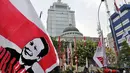Gedung Mahkamah Konstitusi tampak diramaikan bendera dan atribut buruh karena didatangi ribuan buruh dari berbagai organisasi (Liputan6.com/Miftahul Hayat) 