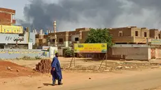 Asap mengepul saat pertempuran mematikan berlanjut setelah berakhirnya gencatan senjata 24 jam di Khartoum, Sudan, Senin (12/6/2023). (AFP)