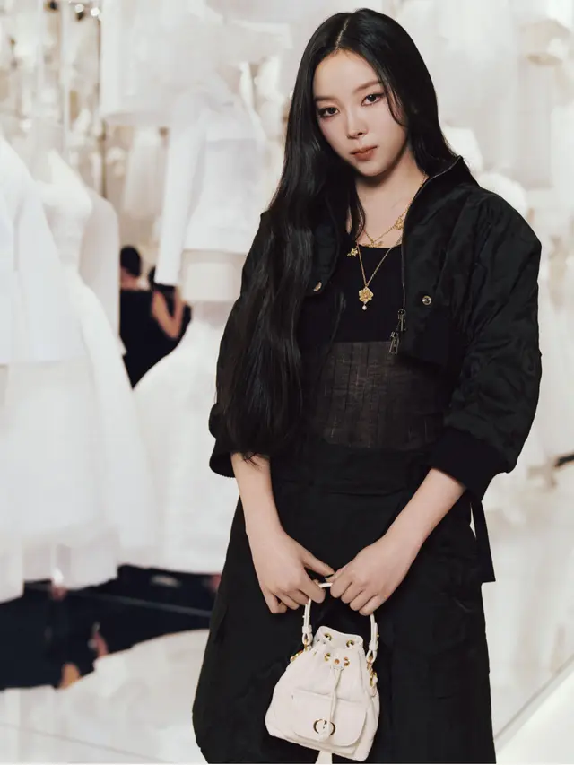 Aura Mahal Selebritis Korea Selatan saat Hadir di Pameran Dior Seoul.[Dior/VIP PORTRAITS © PIERRE MOUTON © SUNGMIN KIM]