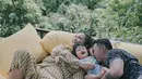 Lihat betapa harmonisnya keluarga Rio Dewanto dan Atiqah Hasiholan saat berlibur di Bali. (Foto: instagram.com/riodewanto)