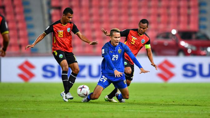 Gelandang Timnas Thailand, Sanrawat Dechmitr (tengah), saat melawan Timor Leste di Stadion Rajamangala, Bangkok, pada laga pertama Grup B Piala AFF 2018. (Bola.com/Dok. AFF Suzuki Cup)