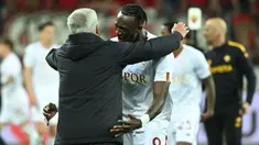 Jose Mourinho yang telah resmi dipecat AS Roma pada 16 Januari 2024 meninggalkan warisan berupa deretan pemain termahal yang pernah didatangkannya untuk memperkuat skuad Serigala Ibu Kota sejak ia mulai membesut AS Roma pada awal musim 2021/2022. Seperti 4 pemain berikut ini yang hingga kini masih menjadi bagian AS Roma meskipun ada pula yang tengah dipinjamkan ke klub lain. (AFP/Ina Fassbender)