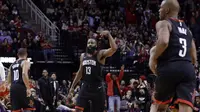 Pemain Houston Rockets, James Harden (13) berhasil melakukan tembakan tiga angka saat melawan Lakers pada lanjutan NBA basketball game di Toyota Center, Houton, (31/12/2017). Rockets menang 148-142. (AP/Michael Wyke)